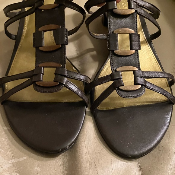 Liz Claiborne brown strappy slides - Picture 1 of 7